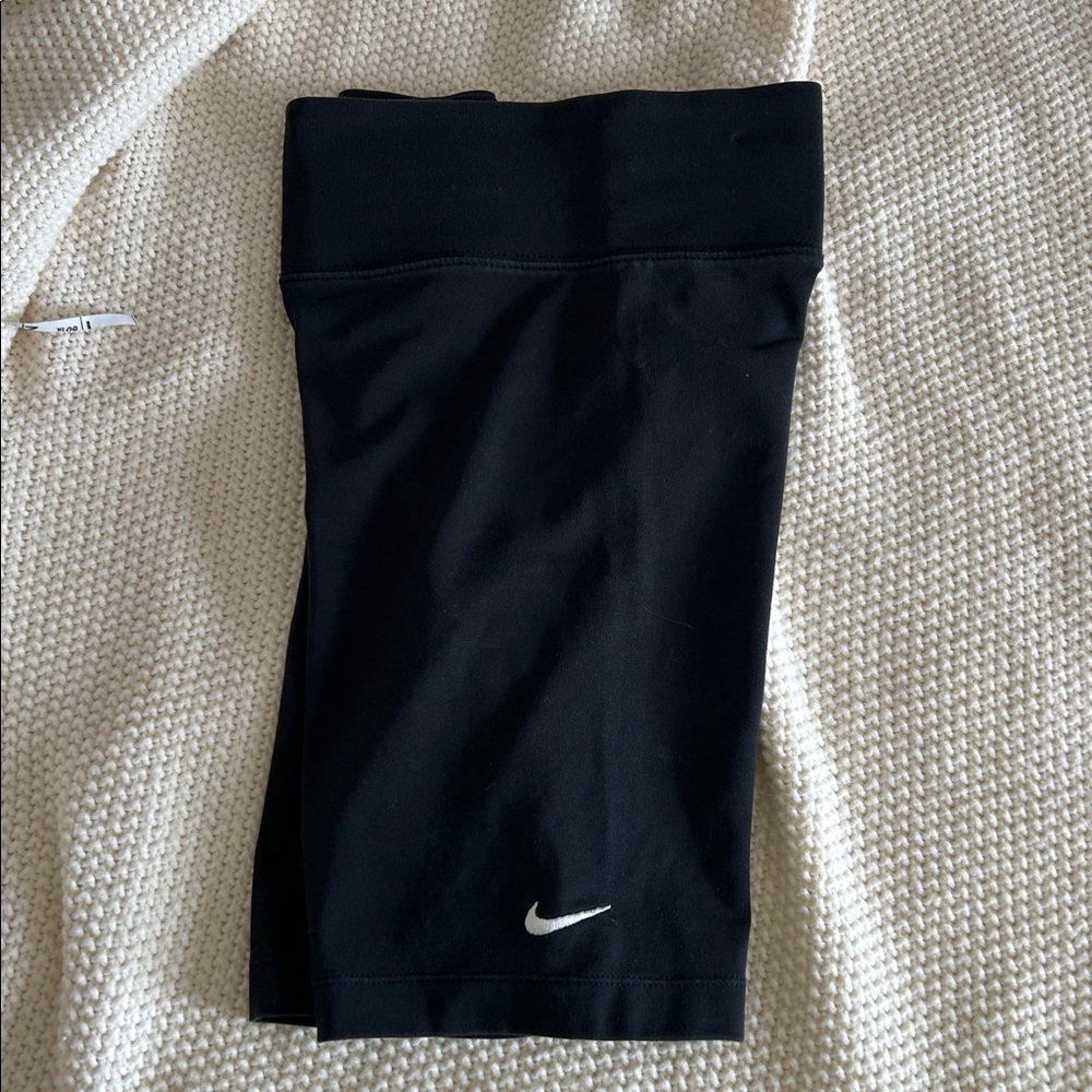 {Nike} 8 inch High Rise Black Bike Shorts - Picture 4 of 6